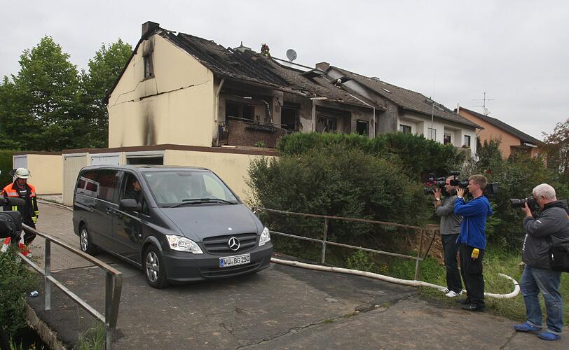 Vermutlich handelt es sich um ein Familiendrama:  Bei der Explosion zweier Reihenhaeuser in Winterhausen (Kreis Wuerzburg) sind in der Nacht zu Montag zwei Menschen getoetet worden. Die Bilder.