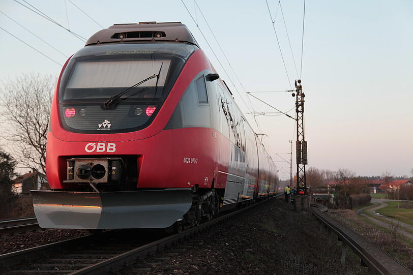 Tödlicher Unfall an einem Bahnübergang in Rosenheim. Die Bilder von der Unfallstelle.