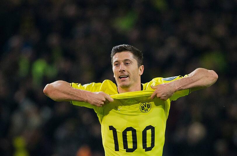 Dortmunds Stürmer Robert Lewandowski freut sich über seinen 100. Pflichtspieltreffer.