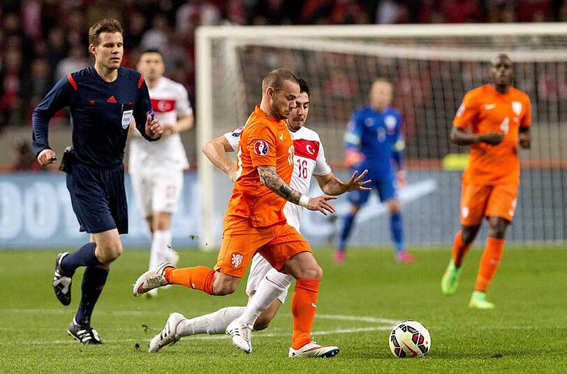 Wesley Sneijder im Zweikampf mit Ozan Tufan (r.). Die Niederlande und die Türkei trennten sich in der EM-Qualifikation mit einem 1:1-Unentschieden.