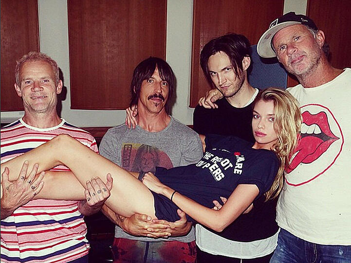Heiß wie Chillischoten! So posiert Model Stella Maxwell auf den Armen der Red Hot Chili Peppers