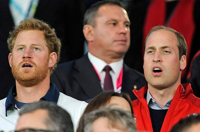 Angespannt verfolgt Prinz William das Match.