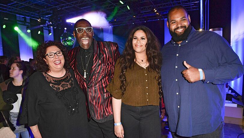 Beim DSDS-Finale 2019: Alphonso Williams mit Gattin Manuela, Tochter Franziska Williams und Sohn Raphael. Beim DSDS-Finale 2019: Alphonso Williams mit Gattin Manuela, Tochter Franziska Williams und Sohn Raphael.
