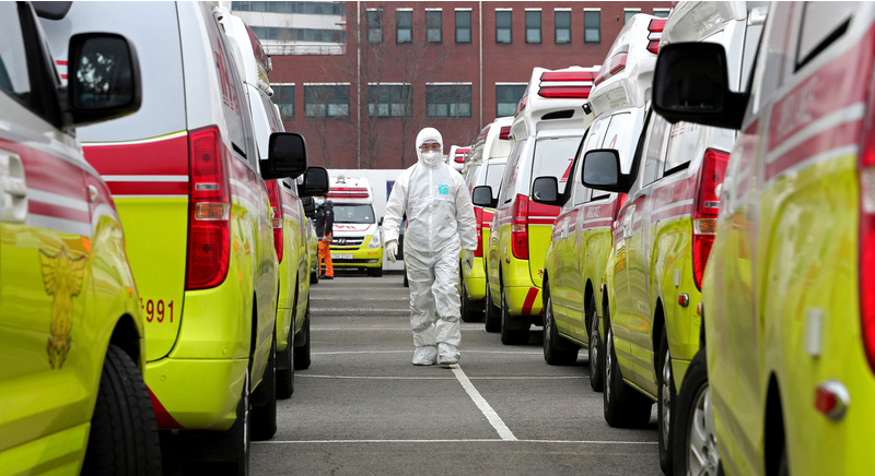 Südkorea, Daegu: Ein Rettungssanitäter geht in einem Schutzanzug an Krankenwagen vorbei. Südkoreas Gesundheitsbehörden haben erneut einen starken Anstieg der Infektionsfälle mit dem neuartigen Coronavirus im Land gemeldet.