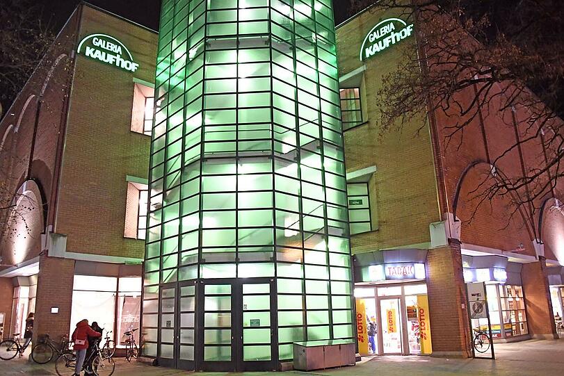 Tödlicher Unfall bei Galeria Kaufhof am Rotkreuzplatz: Ein Mann war in eine Müllpresse geraten, er starb noch am Unfallort.