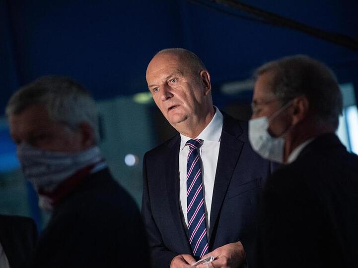 Brandenburgs Ministerpräsident Dietmar Woidke spricht von mehr Verantwortung, die nun bei den Bürgern liege.