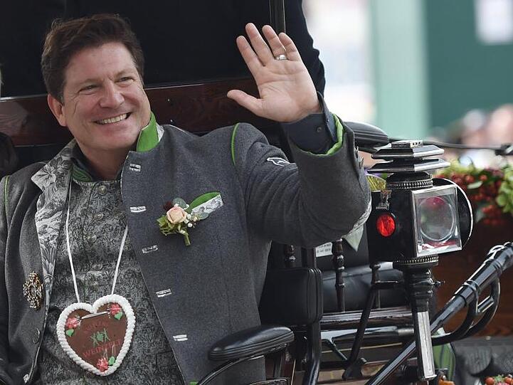 Schauspieler Francis Fulton-Smith fährt beim Oktoberfest 2018 auf einem Wagen mit. Foto: Angelika Warmuth/Archivbild