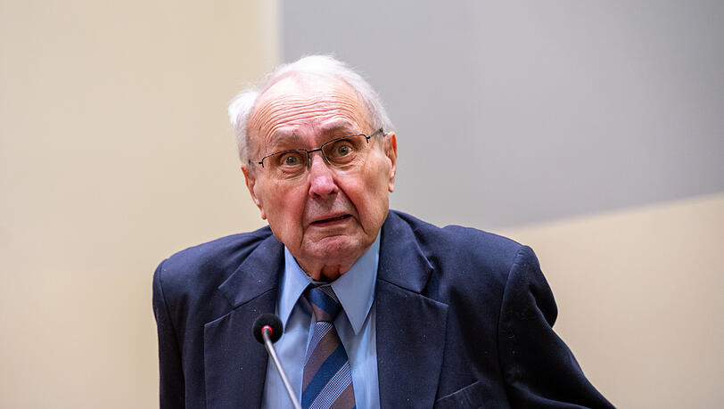 Eduard Lintner, ehemaliger CSU-Abgeordneter, sitzt zur Urteilsverkündung in einem Sitzungssaal im Oberlandesgericht München.