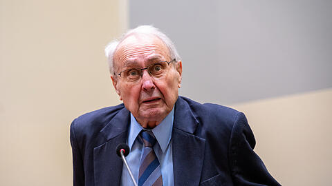 Eduard Lintner, ehemaliger CSU-Abgeordneter, sitzt zur Urteilsverkündung in einem Sitzungssaal im Oberlandesgericht München.
