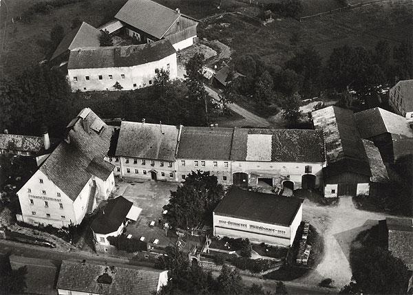Eine Schwarzweiß-Aufnahme der Brauerei in Arnschwang.