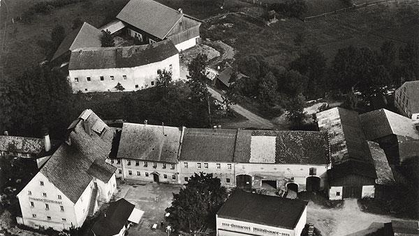 Eine Schwarzweiß-Aufnahme der Brauerei in Arnschwang. Eine Schwarzweiß-Aufnahme der Brauerei in Arnschwang.
