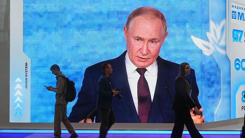 Bei der Plenarsitzung am Nachmittag hält Putin traditionell eine Rede zur Weltpolitik und der wirtschaftlichen Lage Russlands und beantwortet Fragen. Bei der Plenarsitzung am Nachmittag hält Putin traditionell eine Rede zur Weltpolitik und der wirtschaftlichen Lage Russlands und beantwortet Fragen.