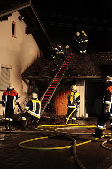 Zu einem Garagenbrand in Dörfl wurden mehrere Feuerwehren alarmiert. Das Feuer ist vermutlich im Dachbereich der Garage ausgebrochen und griff auf das Wohnhaus über.