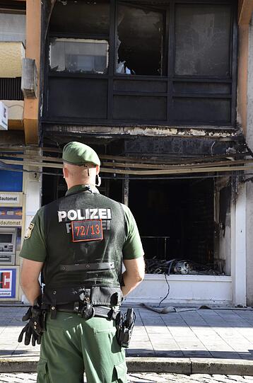 Schwabing am Tag nach der Bombensprengung: Die Spuren der Detonation sind deutlich zu erkennen, teilweise hat sie schwere Schäden verursacht. Derzeit werden die Schäden an den Gebäuden der Umgebung erfasst.