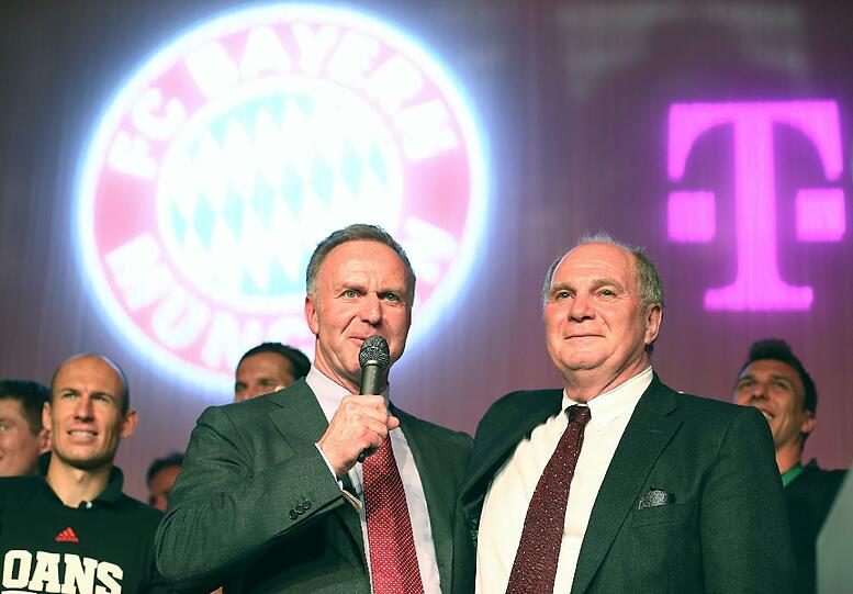 Die Bilder vom Bankett des FC Bayern München nach dem Triple-Gewinn in Berlin.