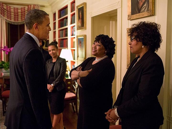 US-Präsident Barack Obama unterhält sich bei der Vorstellung mit Mandelas Töchtern