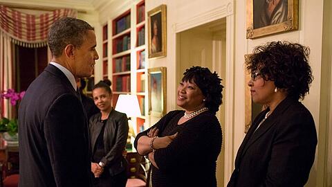 US-Präsident Barack Obama unterhält sich bei der Vorstellung mit Mandelas Töchtern