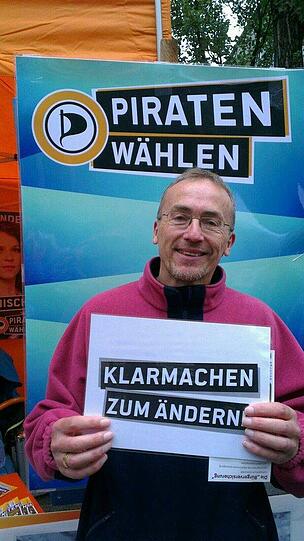 &bdquo;Informationen für alle&ldquo;: Andreas Hömme (52), Die Piraten, Listenplatz 27: Mein Thema ist ganz eindeutig: Netzpolitik. Ich finde, Informationen von Bund, Land und Stadt sollten jedem Bürger zugänglich sein. Ich begrüße es sehr, dass die Stadt das Programm Linux benutzt. Aber es kann noch weiter gehen: Betrachtet man in diesem Rahmen die Bürgerbeteiligung, fragt man sich, warum ein Bezirksausschuss oder eine Bürgerversammlung nicht mit einer Webcam übertragen wird, sodass jeder daran teilnehmen kann &ndash; auch von zu Hause? 
Darüber hinaus sollte jeder die Papiere, die dort diskutiert werden oder das, was ausgearbeitet wurde, auf der zuständigen Homepage finden können. In Sachen Homosexualität ist die Stadt durch die SPD auf einem ziemlich guten Level. Das müsste so bleiben. Ich frage mich allerdings, wie es wird, wenn die CSU gewinnen sollte.