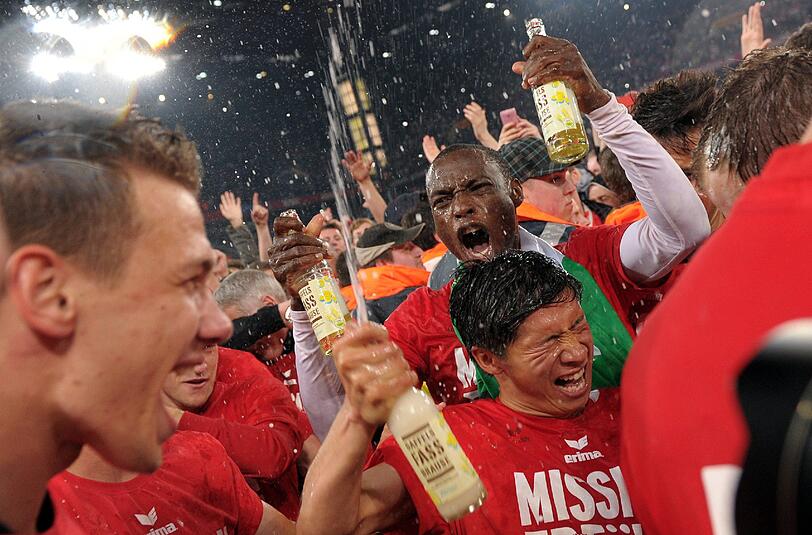 Party-Time beim 1. FC Köln: Anthony Ujah (hinten) und Kazuki Nagasawa feiern nach dem Spiel.