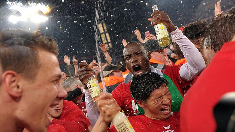 Party-Time beim 1. FC Köln: Anthony Ujah (hinten) und Kazuki Nagasawa feiern nach dem Spiel. Party-Time beim 1. FC Köln: Anthony Ujah (hinten) und Kazuki Nagasawa feiern nach dem Spiel.