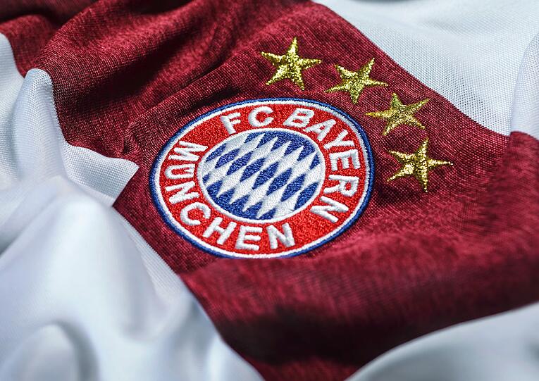 Klassisches weiß mit rot und blau: Das Auswärtstrikot des FC Bayern für die Saison 2014/2015.