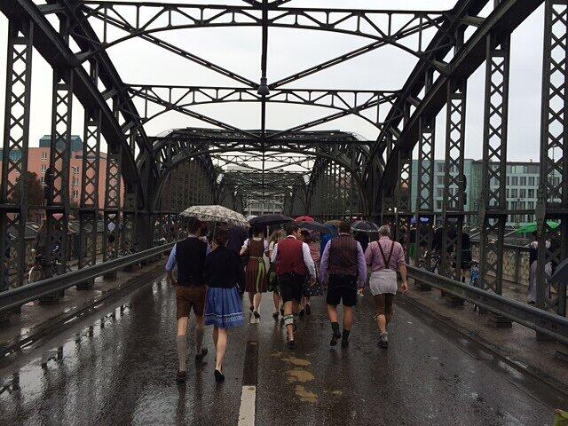 Die Hackerbrücke war schon voller um diese Zeit.