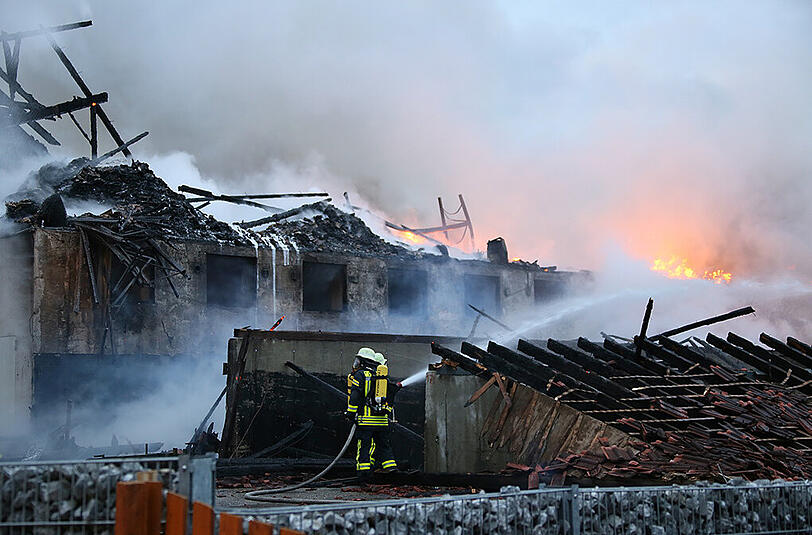 In Straßham ist eine Lagerhalle vollständig abgebrannt. Die Bilder vom Feuerwehr-Großeinsatz.