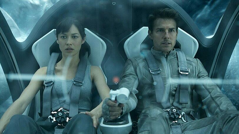 "Oblivion": Julia (Olga Kurylenko) und Jack (Tom Cruise) fliehen vor Plünderern.