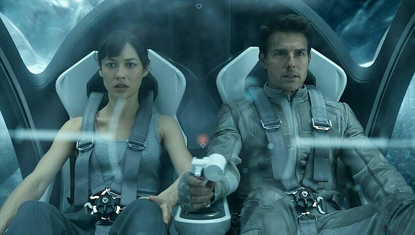 "Oblivion": Julia (Olga Kurylenko) und Jack (Tom Cruise) fliehen vor Plünderern. "Oblivion": Julia (Olga Kurylenko) und Jack (Tom Cruise) fliehen vor Plünderern.