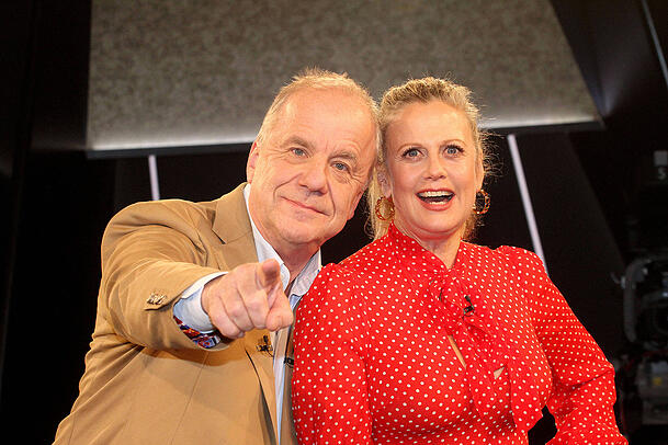 Hubertus Meyer-Burckhardt und Barbara Schöneberger sind die Gastgeber der "NDR Talk Show". Hubertus Meyer-Burckhardt und Barbara Schöneberger sind die Gastgeber der "NDR Talk Show".
