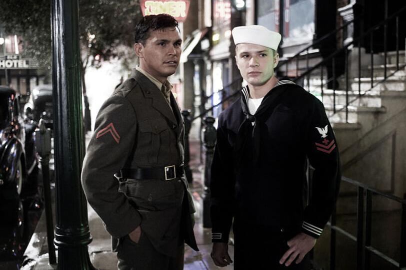 Die Soldaten John 'Doc' Bradley (Ryan Phillippe) und Ira Hayes (Adam Beach) sollen für die US-Medien als Kriegshelden herhalten. Die Soldaten John 'Doc' Bradley (Ryan Phillippe) und Ira Hayes (Adam Beach) sollen für die US-Medien als Kriegshelden herhalten.