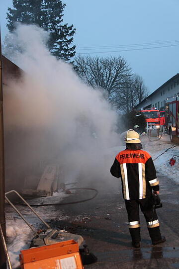 Rauch-Alarm am Rosenmontag in Mittbach: Unter einem Vordach ist ein Motorboot in Brand geraten. Zwei Personen wurden dabei leicht verletzt. Die Bilder vom Feuerwehreinsatz