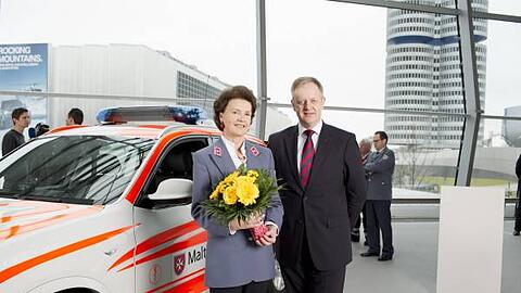 BMW X3 Fahrzeugübergabe an die Malteser in der BMW Welt: Stephanie Freifrau von Freyberg, Diözesanleiterin der Malteser in der Erzdiözese München und Freising, und Alexander Thorwirth, Leiter Vertrieb an Behörden, Einsatz- und Sicherheitsfahrzeuge bei der BMW Group.