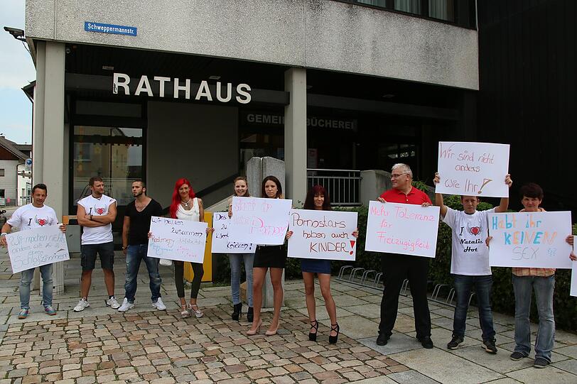 Pornodarstellerin Natalie Hot mit Sympathisanten bei einer Demo vor dem Ampfinger Rathaus.