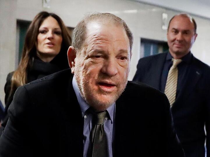 Harvey Weinstein (m.) hat sich mit einigen Klägerinnen auf einen fast 19 Millionen Dollar schweren Vergleich geeinigt.