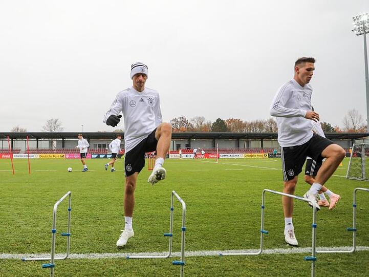 Thomas Müller (l) und Niklas Süle beim Hürdentraining.