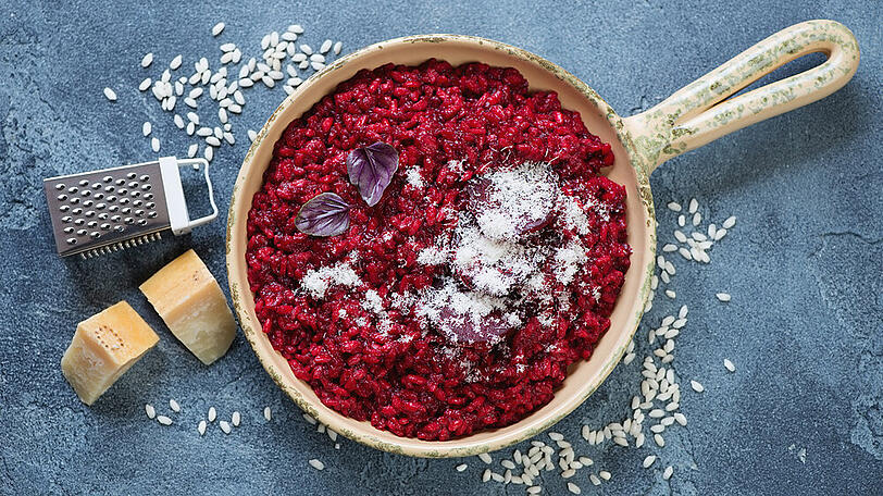 Anders als üblich: Ins Rote-Bete-Risotto kommt Rotwein.