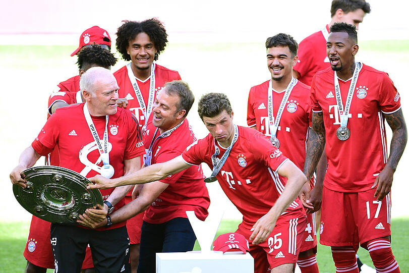Thomas Müller, der Spaßvogel bei der Schalenübergabe 2020.