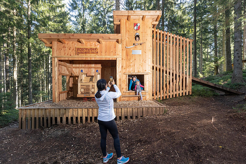 Das Feuerwehrhaus steht im "Juppi Zauberwald". Hier können sich die Kids so richtig austoben.