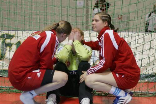 Trotz der Versuche vonTania Schorradt und Linda Jäger untröstlich: Torfrau Jana Krause, nächste Saison in Buxtehude, muss ohne Cup gehen.