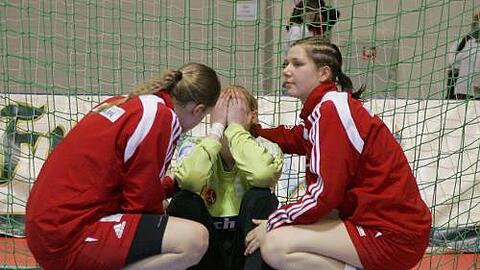Trotz der Versuche vonTania Schorradt und Linda Jäger untröstlich: Torfrau Jana Krause, nächste Saison in Buxtehude, muss ohne Cup gehen.
