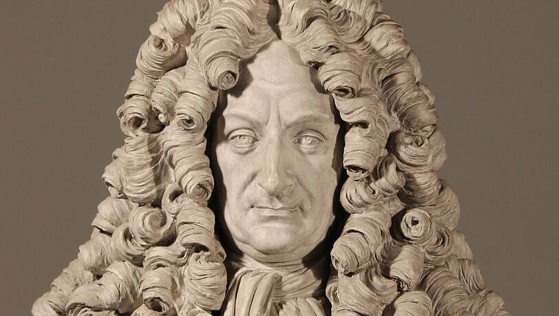 Auch Denker wie Gottfried Wilhelm Leibniz (1646-1716) brauchten eine kunstvoll ondulierte Per&uuml;cke. Hier ein B&uuml;stenausschnitt f&uuml;r die Statue des Leibnizdenkmals in Leipzig, 1881-1883