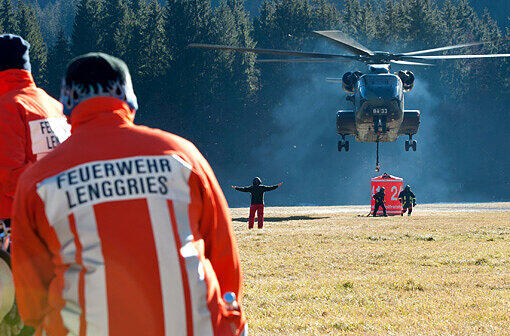 Ein Hubschrauber nimmt am Montag (21.11.2011) am Schwarzberg im oberbayerischen Lenggries (Landkreis Bad Tölz-Wolfratshausen) einen Wassertank auf.