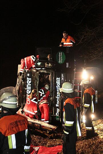 Am Mittwoch morgen kippte ein LKW auf der B 12 bei Rattenkirchen um: Der verletzte Fahrer war in seiner Kabine eingeklemmt und musste von der Feuerwehr befreit werden. Die Bilder!