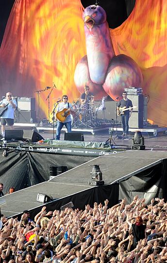 Heiße Rocker, wilde Punks und johlende Fans - auf den beiden Festivals Rock im Park und Rock am Ring feierten über 100.000 Rockfans am Wochenende ihre Lieblingsband. Unter anderem mit dabei: Metallica, Die Toten Hosen, The Ting Tings und Rapper Cro.