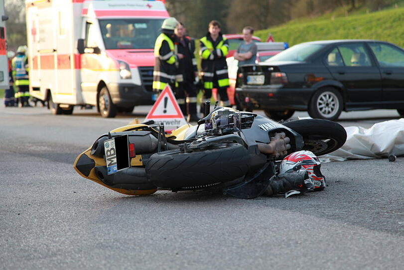 Im Landkreis Rosenheim hat eine Autofahrerin einen Motorradfahrer übersehen. Der Mann stirbt noch am Unfallort, die Frau wird schwer verletzt ins Krankenhaus geflogen.