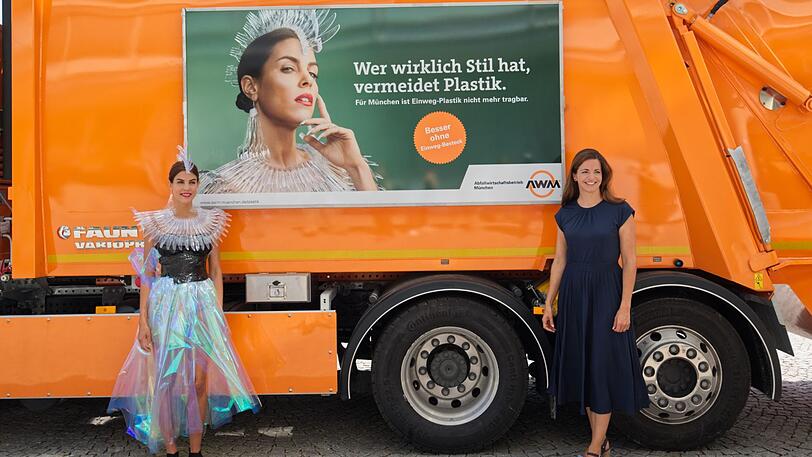 Kommunalreferentin und Chefin des Abfallwirtschaftsbetriebes (AWM) Kristina Frank (r) hat eine Initiative zur Vermeidung von Plastikmüll in München gestartet.