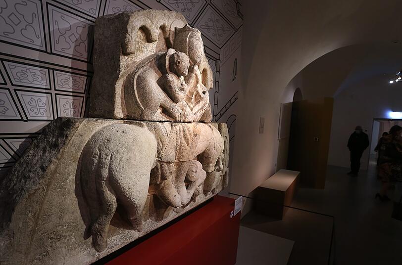 Ein Steinrelief aus dem 13. Jahrhundert, welches die Flucht aus Ägypten darstellt, in der Bayerischen Landesausstellung im Wittelsbacher Schloss.