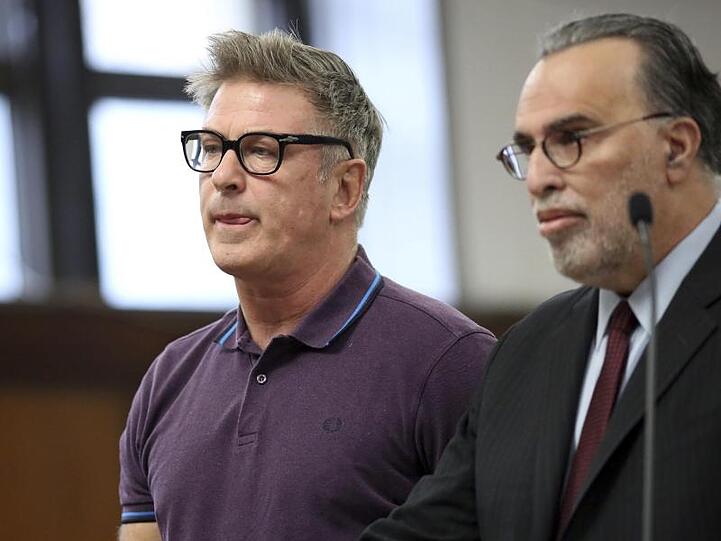 US-Schauspieler Alec Baldwin (l), und sein Rechtsanwalt Alan Abramson im Supreme Court in New York.