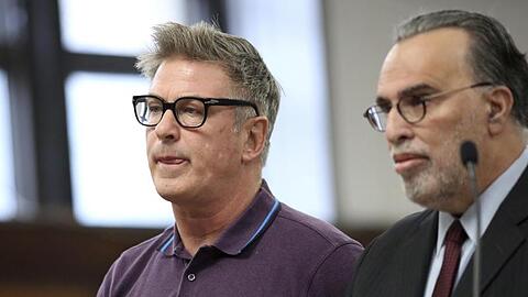 US-Schauspieler Alec Baldwin (l), und sein Rechtsanwalt Alan Abramson im Supreme Court in New York.